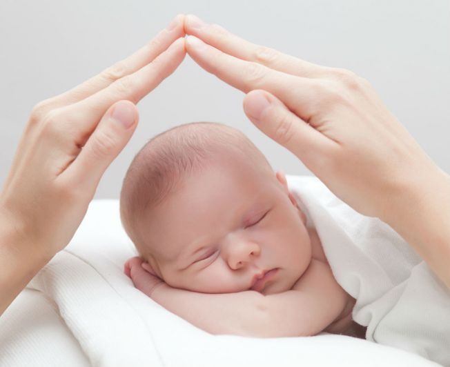 Уход за новорожденным ребенком и обеспечение его безопасности дома